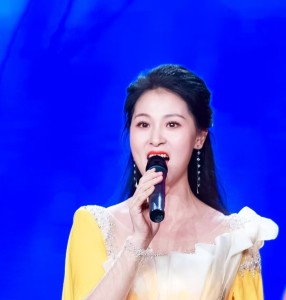 Listen to 醉美广安 (完整版) song with lyrics from 龚丹
