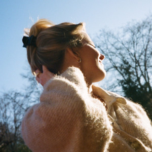 Dengarkan lagu Can't Bring Me Down (feat. Nicole Bus) nyanyian Bakermat dengan lirik