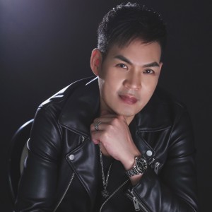 Listen to 月半小夜曲 (cover: 李克勤) (完整版) song with lyrics from 周星濠