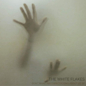 Dengarkan lagu She's Not Ok but Pretends to Be Ok nyanyian The White Flakes dengan lirik