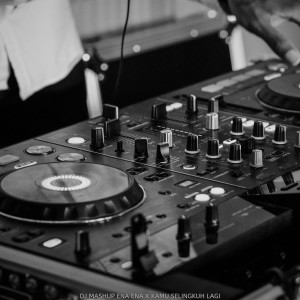 Listen to Dj Mashup Ena Ena X Kamu Selingkuh Lagi song with lyrics from Rast Studio