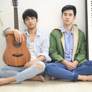Dengarkan lagu 要不要在一起 nyanyian Lucas 卢子翔 dengan lirik