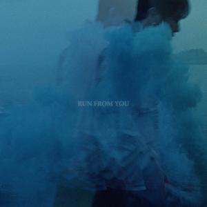 Dengarkan lagu Run from you nyanyian 김뮤지엄 dengan lirik