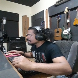 收聽Tokek Sekar Mayank的Lewung歌詞歌曲