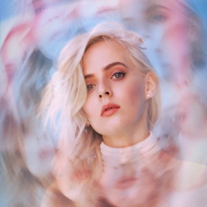Dengarkan Diamond Heart lagu dari Madilyn Bailey dengan lirik