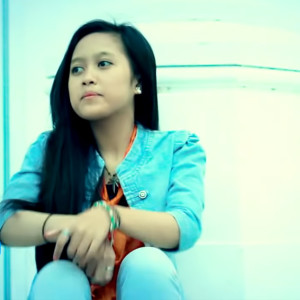 Dengarkan lagu Tiba Tiba nyanyian Dinda dengan lirik