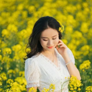 Listen to 花开的时候你就来看我 (cover: 阿宝|张冬玲) (完整版) song with lyrics from 苟维雅