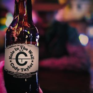 收聽Cody Taylor的Hole In The Wall歌詞歌曲