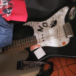 Listen to Es la guitarra de lolo ahre song with lyrics from Kush