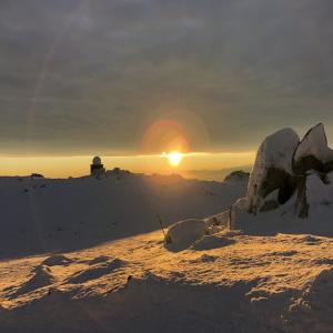 Dengarkan Action lagu dari Jamin dengan lirik