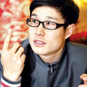 ดาวน์โหลดและฟังเพลง 真英雄 (電視劇《誰是真英雄》主題曲) พร้อมเนื้อเพลงจาก 小沈阳