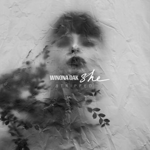收聽Winona Oak的SHE (Stripped)歌詞歌曲