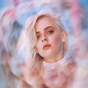 ดาวน์โหลดและฟังเพลง Diamond Heart พร้อมเนื้อเพลงจาก Madilyn Bailey