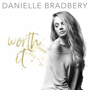 ดาวน์โหลดและฟังเพลง Worth It พร้อมเนื้อเพลงจาก Danielle Bradbery