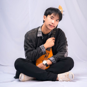 Dengarkan lagu เอาเหล้ามาเพี่ยน nyanyian เนม สุรพงศ์ dengan lirik