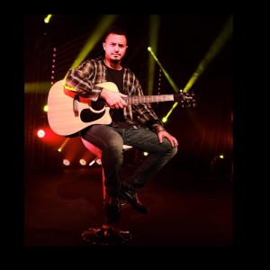 收聽Marcello Bernardo的Nem a Pau歌詞歌曲