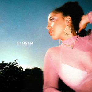 Dengarkan lagu Closer nyanyian Yiigaa dengan lirik