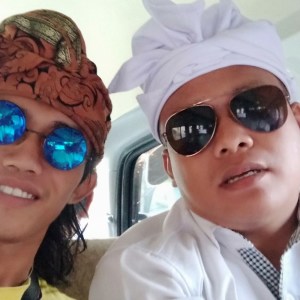 Dengarkan Nyoman lagu dari Mr. Suana dengan lirik