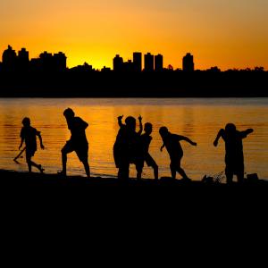 ดาวน์โหลดและฟังเพลง Canción de cuna costera (feat. Arielo) พร้อมเนื้อเพลงจาก Río Abajo