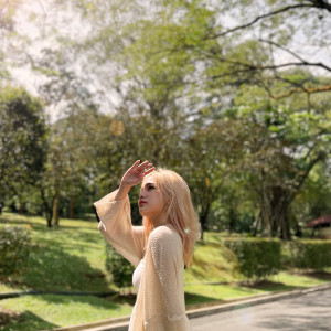 Listen to 就忘了吧 song with lyrics from Nicole 静仪