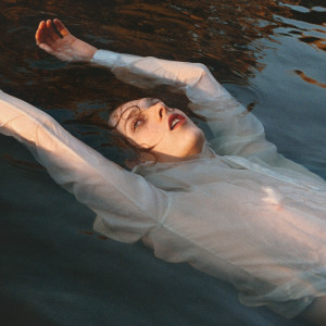 ดาวน์โหลดและฟังเพลง Quiet พร้อมเนื้อเพลงจาก Lauren Auder