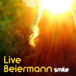 ดาวน์โหลดและฟังเพลง Smile พร้อมเนื้อเพลงจาก Live Beiermann