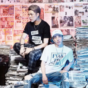 Listen to Jue Bu Di Tou (feat. Li Luo Xiang) song with lyrics from 嘎嘎