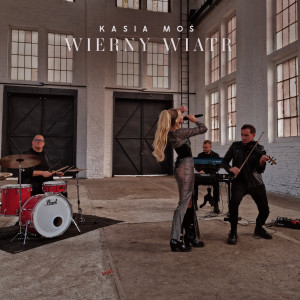 Listen to Wierny wiatr (Remix) song with lyrics from Kasia Moś