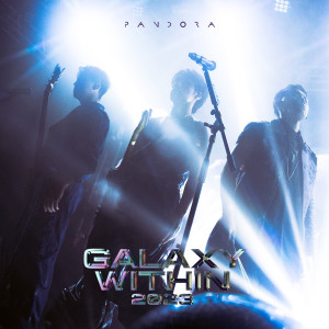 Dengarkan lagu 邻家的你 (GALAXY WITHIN 2023 Live) nyanyian Pandora潘朵拉樂團 dengan lirik