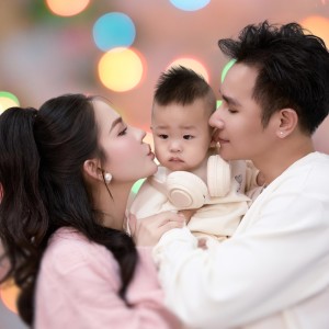 Listen to Noel Đầu Tiên Của Con song with lyrics from Chu Bin