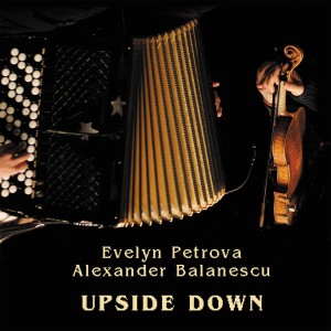 收聽Evelyn Petrova的Upside Down歌詞歌曲