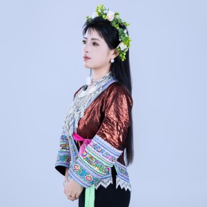 Listen to 想跟哥哥有个家 (完整版) song with lyrics from 韦小麦