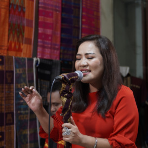 收聽Averiana Barus的Ula Gelangken歌詞歌曲