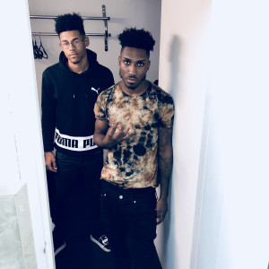 Dengarkan lagu Famous (Explicit) nyanyian Ayeoo Ki dengan lirik