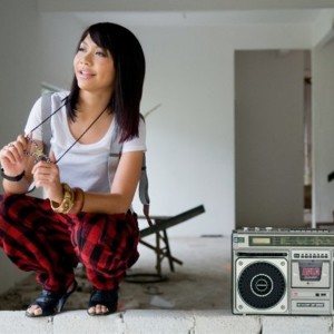 Listen to Suara song with lyrics from Hunny Madu