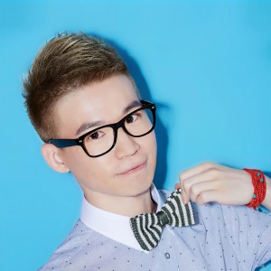 Listen to 连拥抱都没有勇气 song with lyrics from 夏天Alex