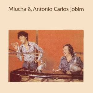 ดาวน์โหลดและฟังเพลง Comigo é Assim พร้อมเนื้อเพลงจาก Miúcha & Tom Jobim