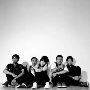 Dengarkan lagu Begin nyanyian Adoreance dengan lirik