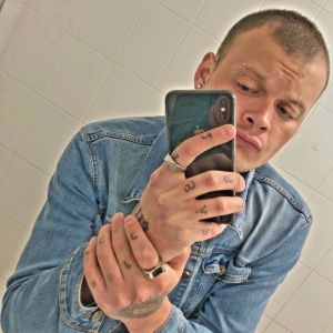 Dengarkan lagu ТЫЩИ (Explicit) nyanyian DERAGLIULLIN dengan lirik