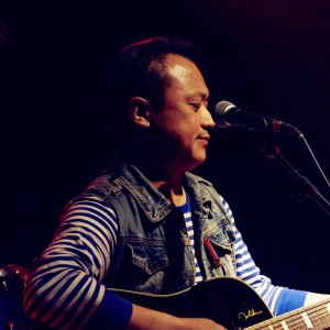 Dengarkan 路 (伴奏) lagu dari 红日 dengan lirik