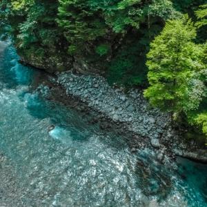Dengarkan lagu Swiss Waterfall Flowing Downstream nyanyian Ambient Nature Project dengan lirik