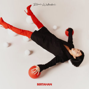 收听RINNI的Bertahan歌词歌曲