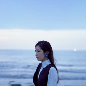 Listen to 再也不見 song with lyrics from 黄玠玮