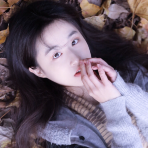 Dengarkan lagu 迷途羔羊失去的过往别再回头望 nyanyian 心兮 dengan lirik