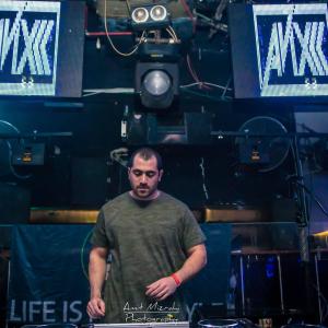 收聽Avix的Naked in Africa歌詞歌曲