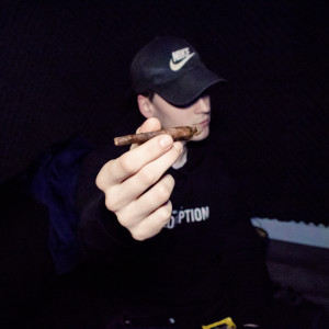 Dengarkan lagu Alone (Explicit) nyanyian NiC KENNEDY dengan lirik