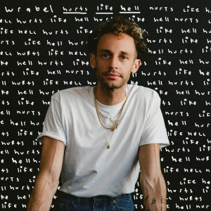 ดาวน์โหลดและฟังเพลง hurts like hell พร้อมเนื้อเพลงจาก Wrabel