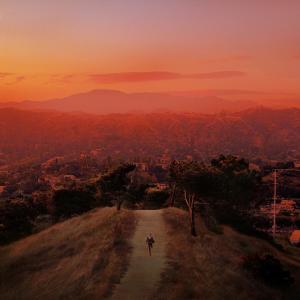 Dengarkan Let's Fall in Love for the Night (Explicit) lagu dari FINNEAS dengan lirik