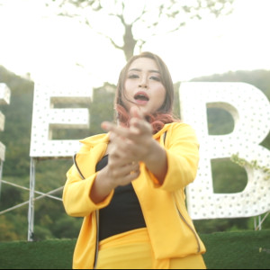 ดาวน์โหลดและฟังเพลง Korban Perasaan พร้อมเนื้อเพลงจาก Luluk Darara