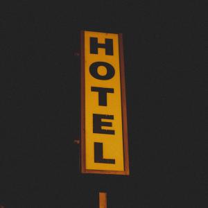 Dengarkan Hotel lagu dari itsleon dengan lirik